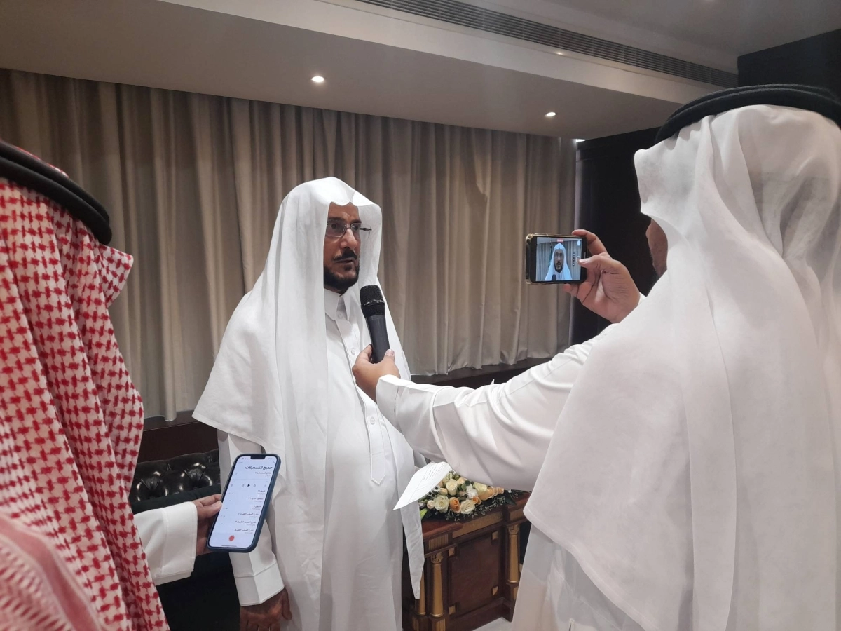 

آل الشيخ يتحدث للإعلام خلال جولته