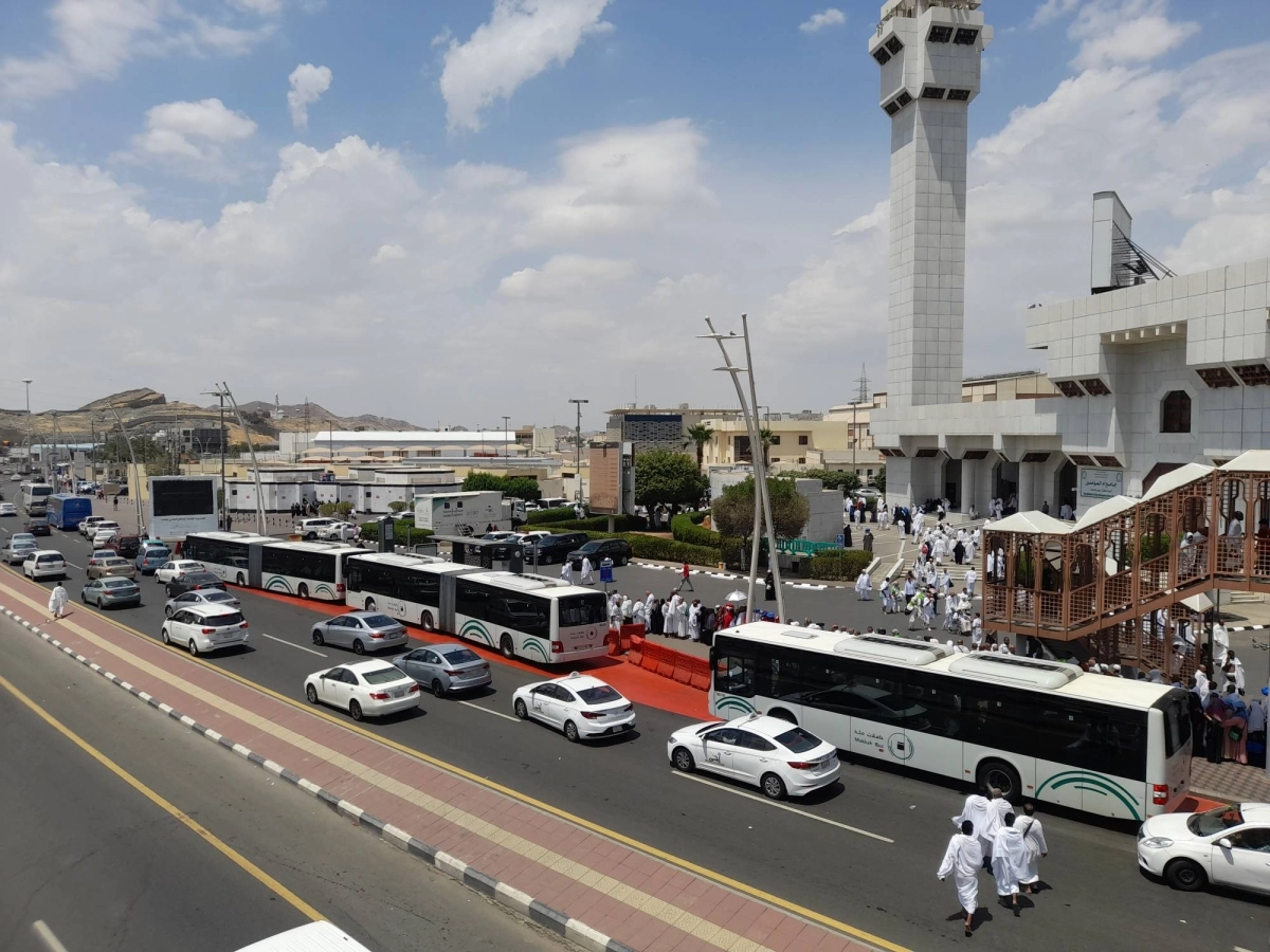 

تكدس بالمحطة بسبب تداخل السيارات والباصات