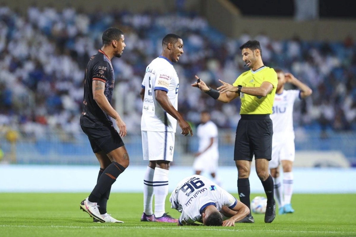 

ماجد الشمراني يتحدث للاعبين بعد دعس قدم ميشيل