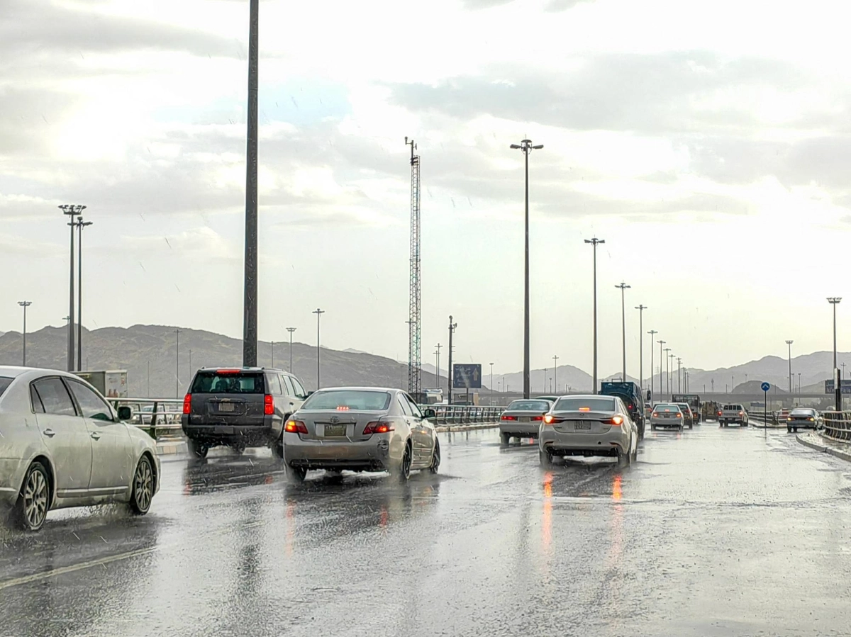 

من الأمطار على العاصمة المقدسة أمس                       (أنس الحارثي)