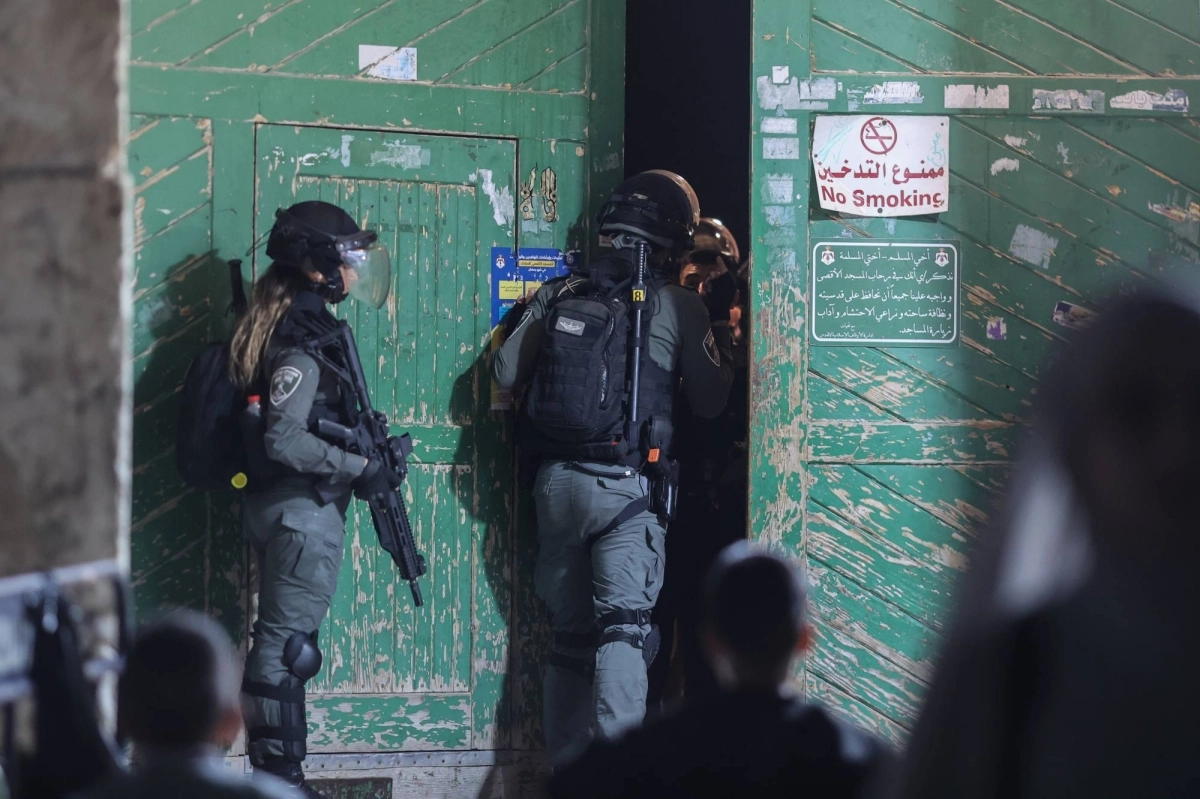 عناصر من شرطة الاحتلال عند ابواب المسجد الاقصى (د ب أ)