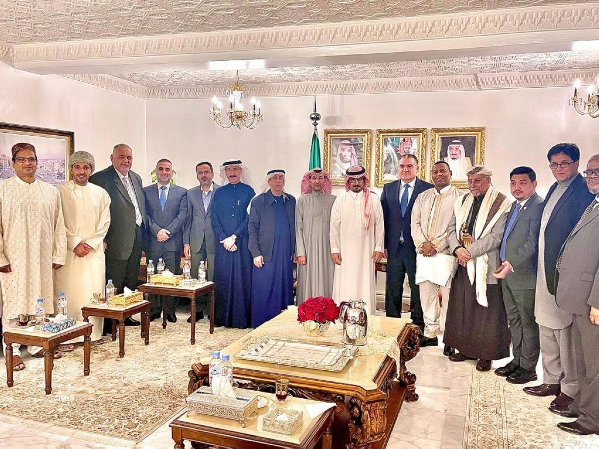 

مشاركون في الإفطار السعودي