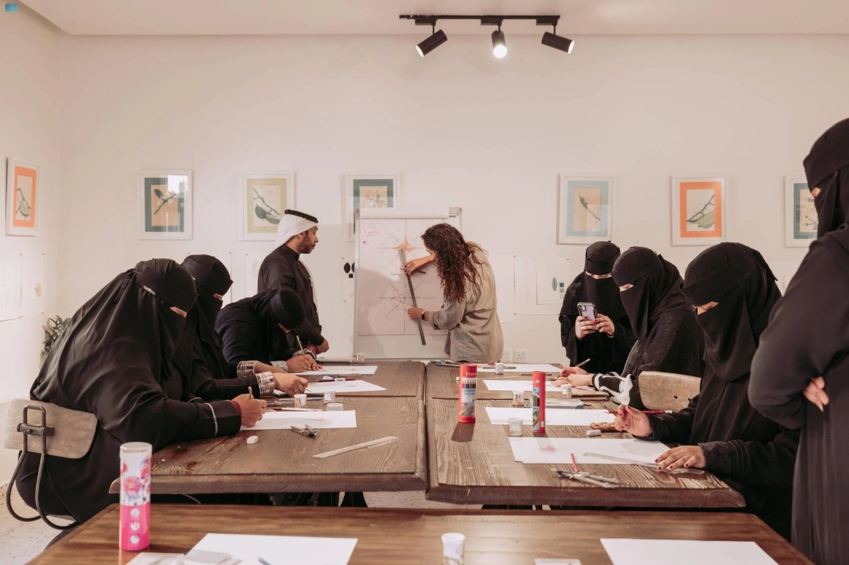 

إقبال نسائي على الانضمام للورش                                                                           (مكة)