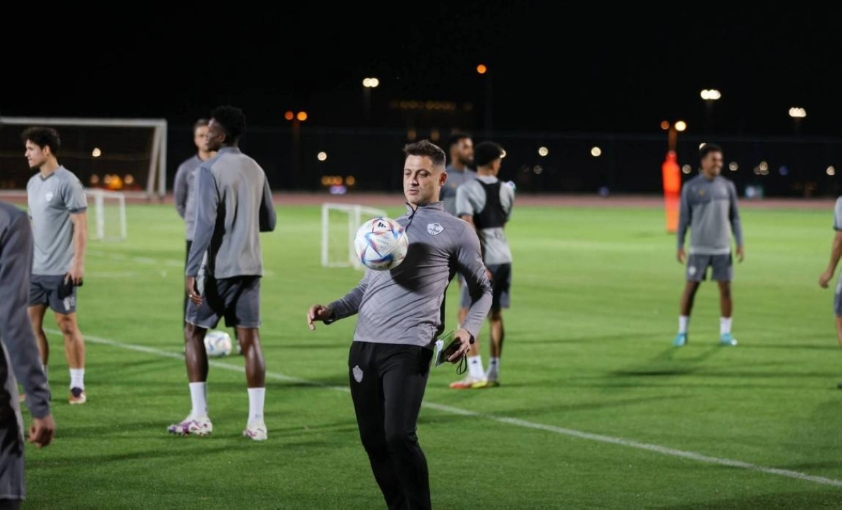 المدرب رادوي مع اللاعبين