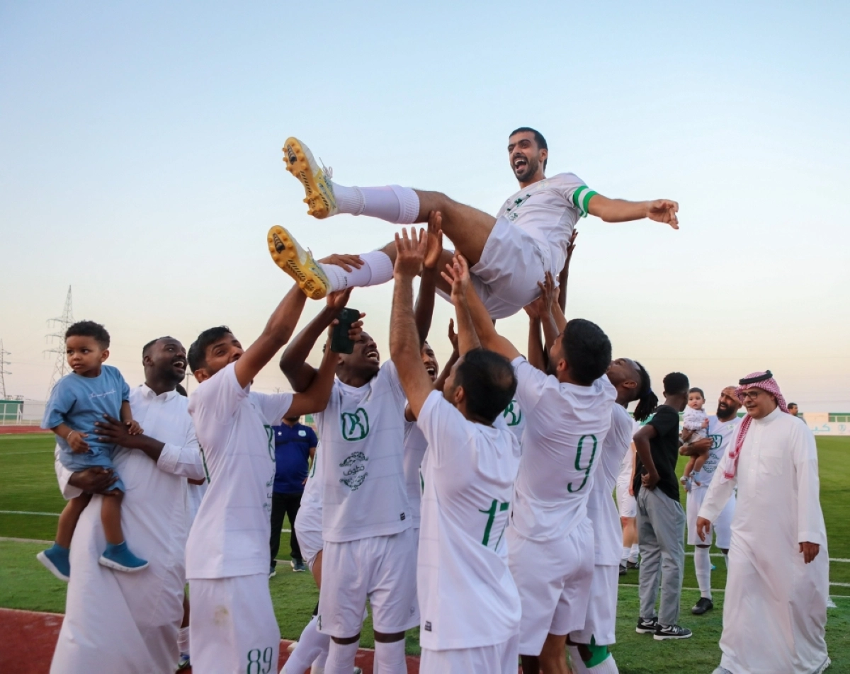 

النجمة خطف بطاقة الصعود الأولى