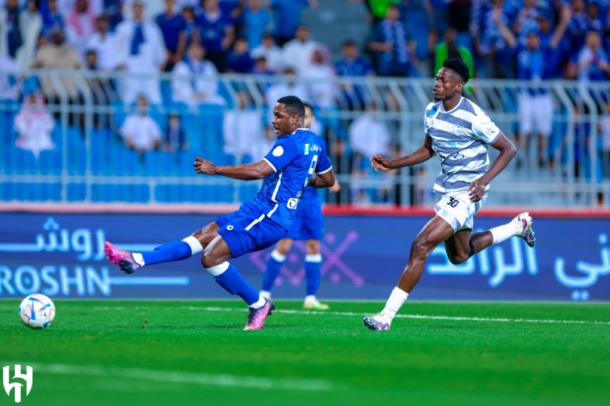 

جانب من لقاء الهلال والطائي