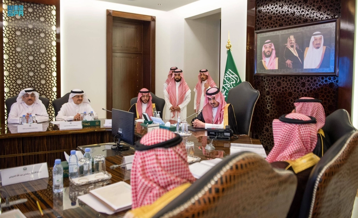 

بدر بن سلطان لدى ترؤسه اجتماع مجلس أحياء المنطقة