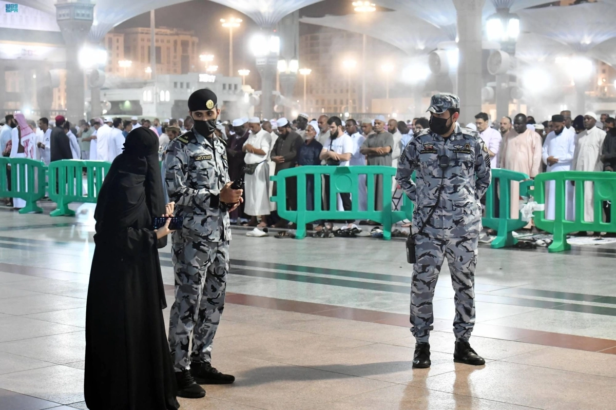 

رجال أمن يرشدون قاصدي المسجد النبوي                                               (مكة)
