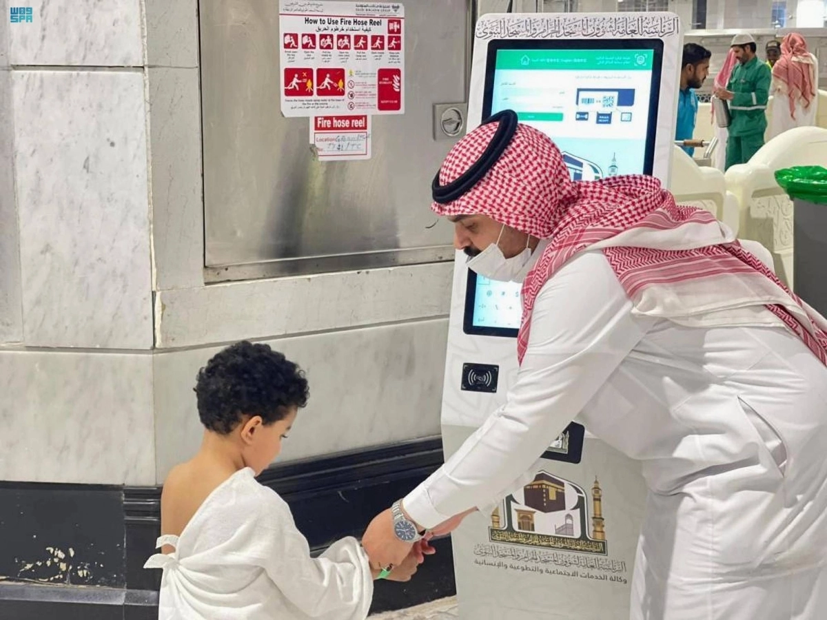 طفل يرتدي سوار المعصم (مكة)