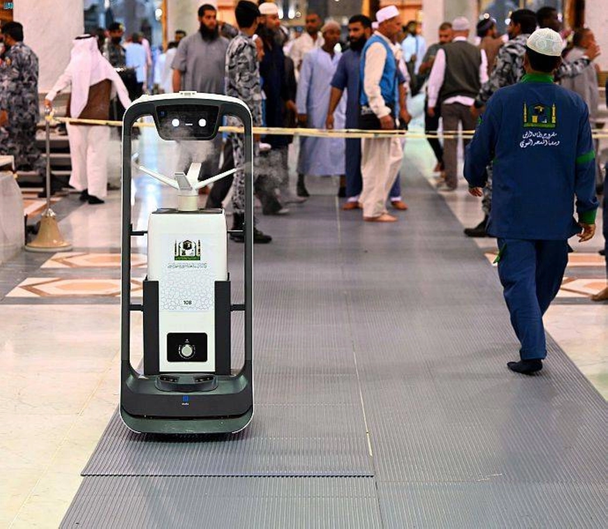 

روبوتات لتعقيم المسجد النبوي                                     (مكة)