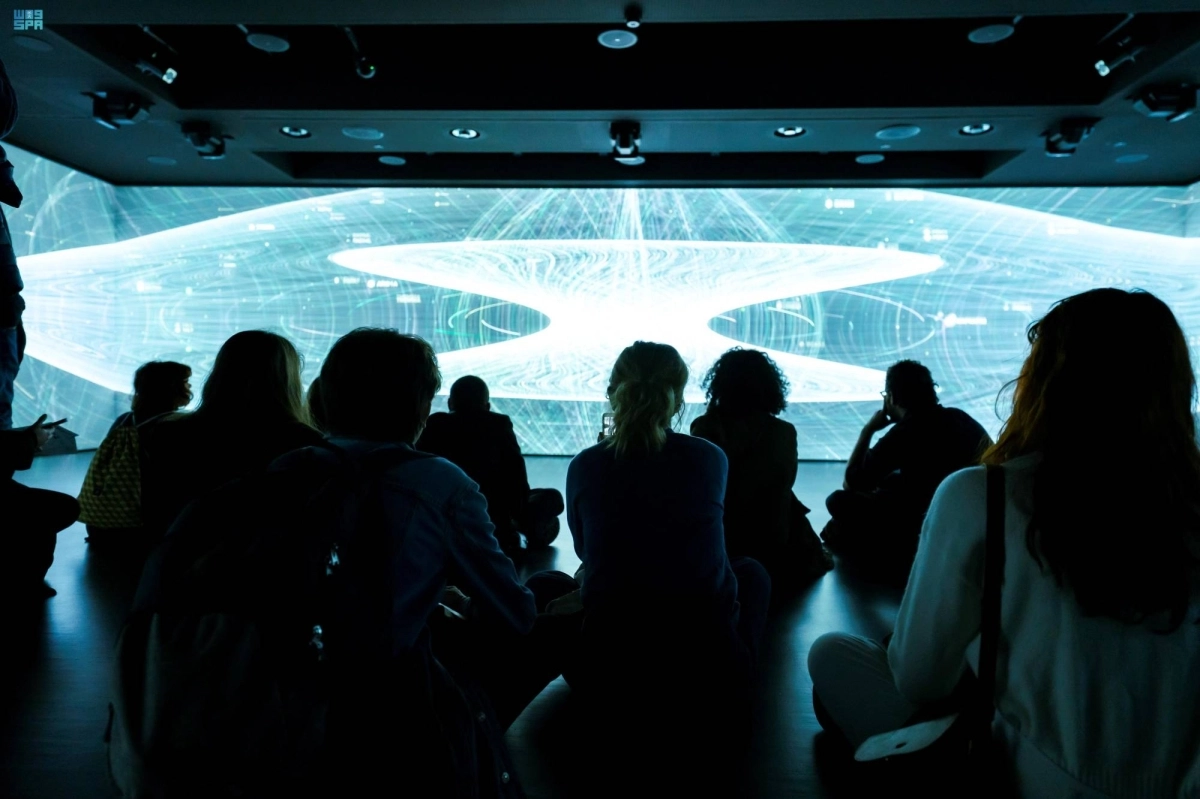 إقبال من الزوار على العمل الفني السعودي