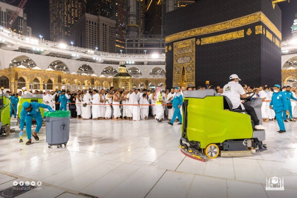 

من عملية غسل المطاف أمس                                                         (مكة)