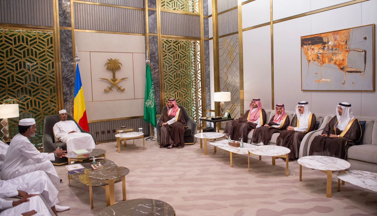 ولي العهد خلال لقائه محمد ديبي