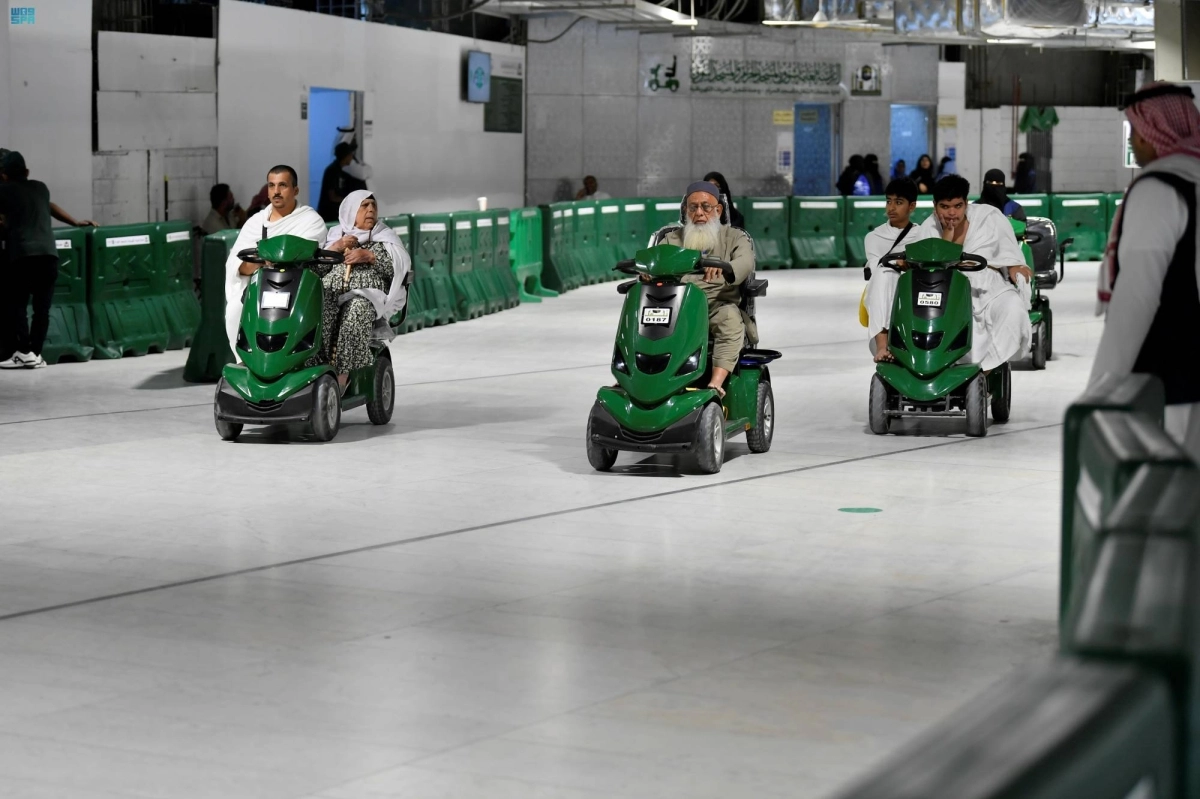 مستفيدون خدمة من تطبيق تنقل  (مكة) 