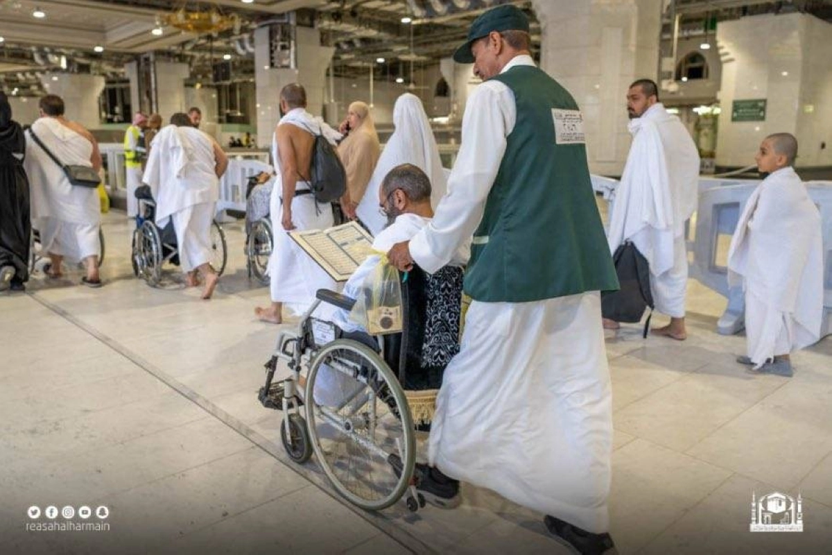 مستفيدون من خدمة تطبيق تنقل