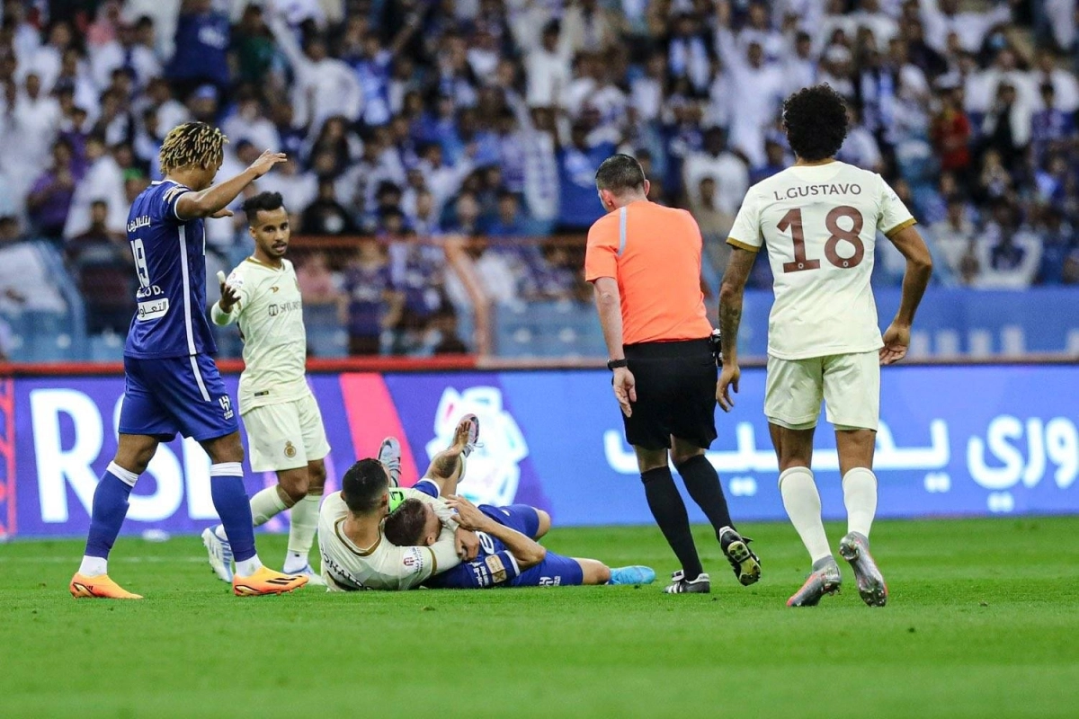 

رونالدو ممسكا بكويلار