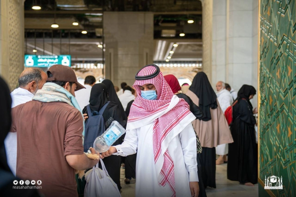 

موظفون على أبواب المسجد الحرام                                                                                   (مكة)