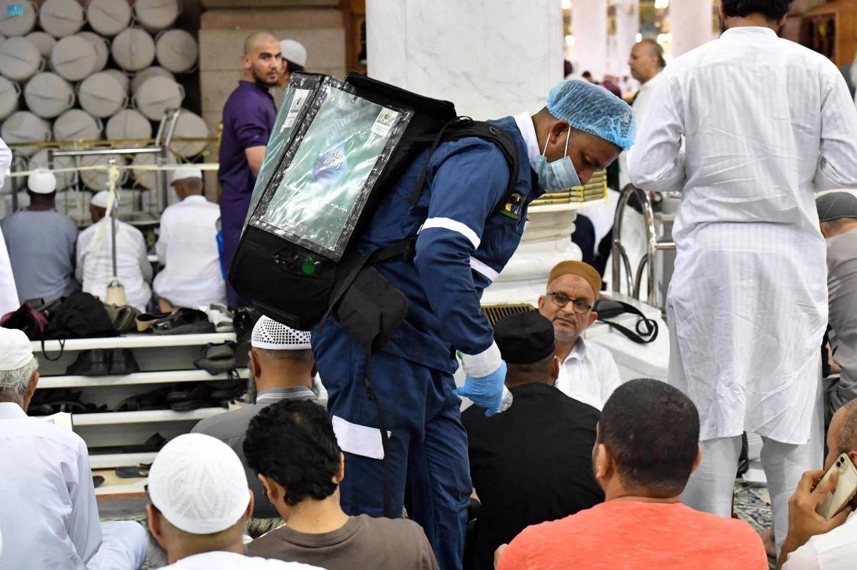 

توزيع زمزم للصائمين والزائرين بالمسجد النبوي                          (مكة)