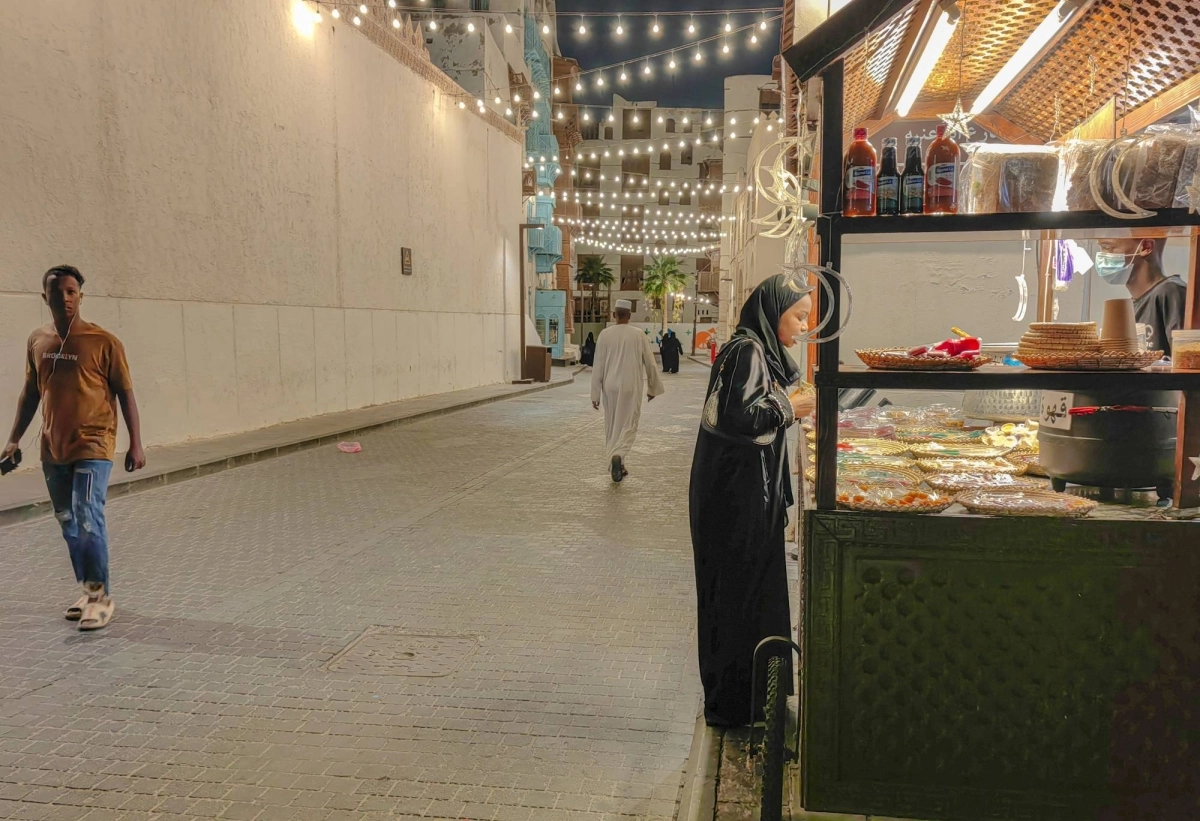 رغم انتهاء عطلة عيد الفطر وبداية الدوام الرسمي وعودة الموظفين إلا أن «تاريخية جدة» ما زالت تعيش أجواء العيد، إذ يتدفق الزوار لقضاء أوقات ممتعة، والاستمتاع بأجواء المنطقة وعبقها التاريخي. (أنس الحارثي)