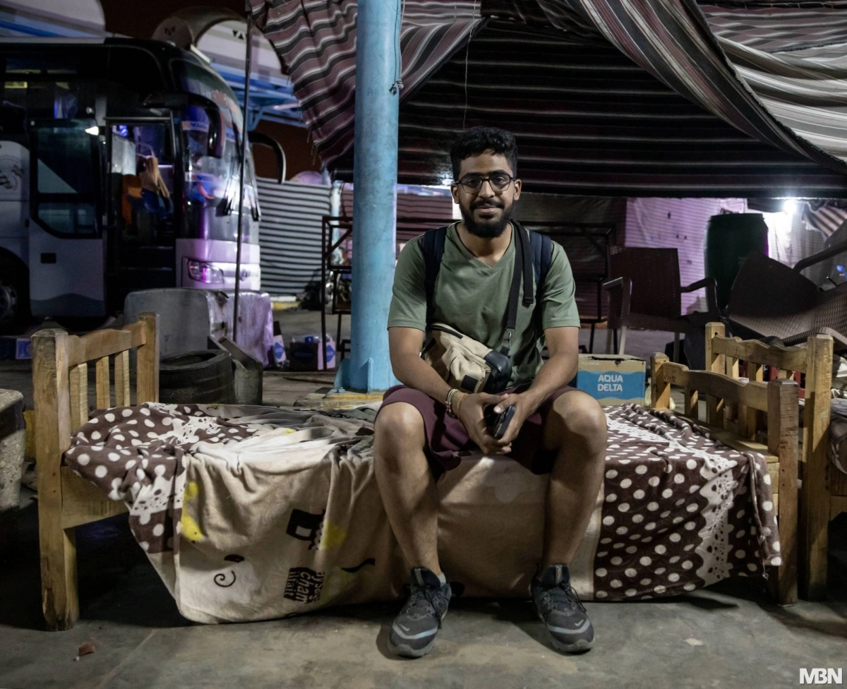 شاب سوداني ينظر إلى مستقبل غامض