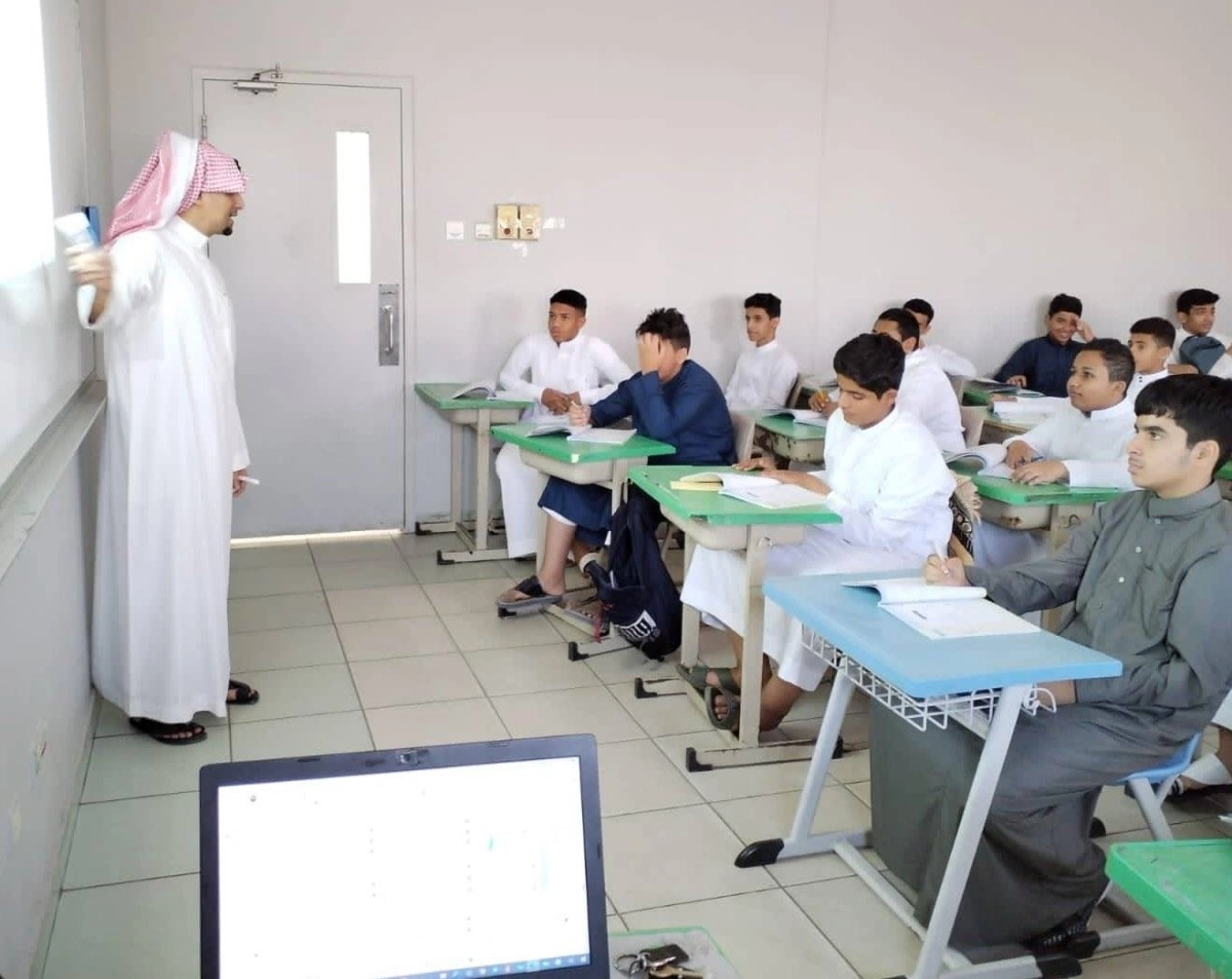طلاب خلال حصة بإحدى مدارس جدة أمس (مكة)