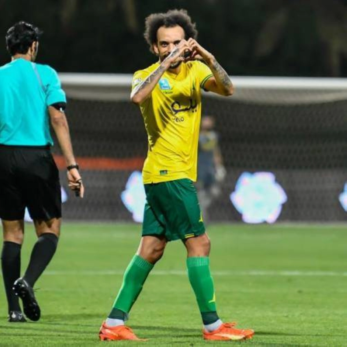 فابيو يحتفل بهدفه في الفيحاء