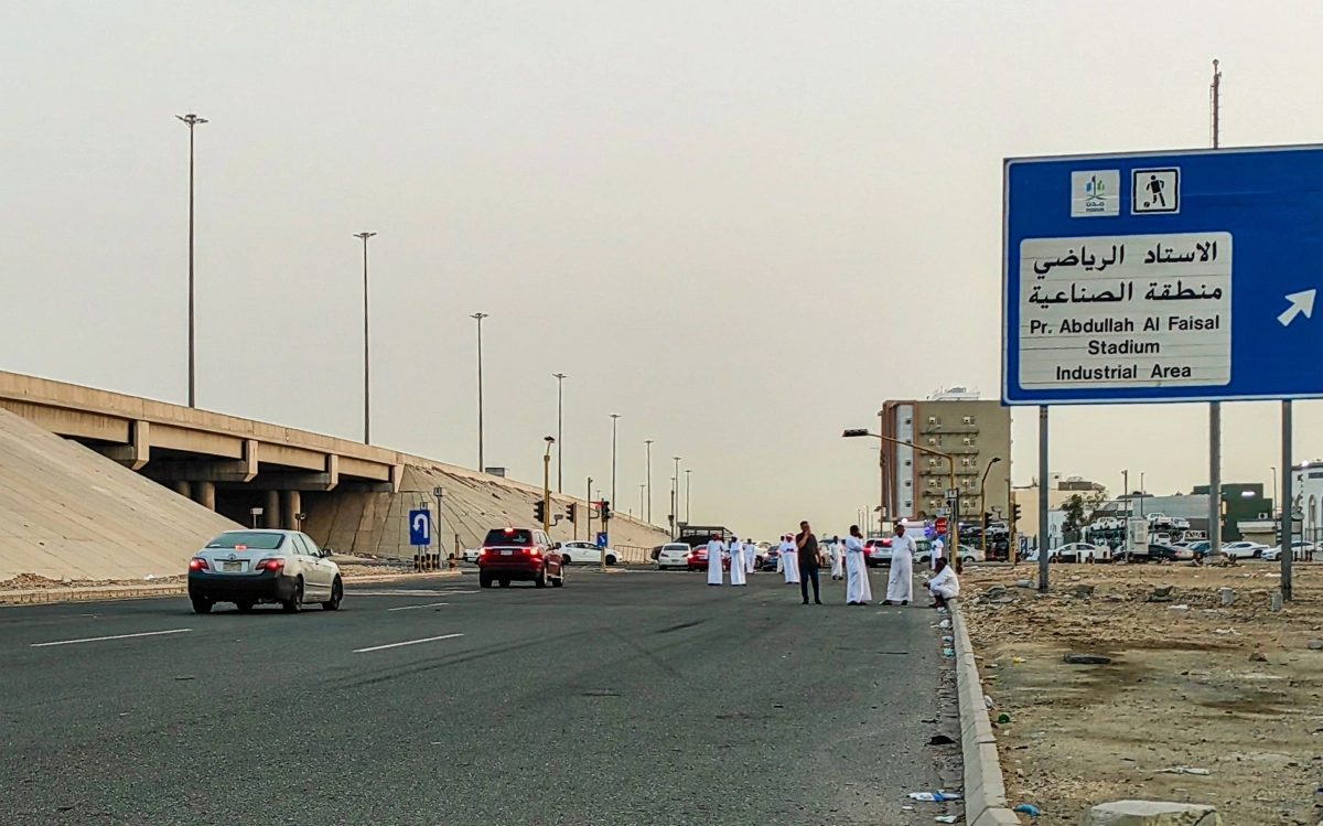 عادت ظاهرة «الجلابة» التي تتمركز في الطرقات والإشارات المرورية المجاورة لمعارض السيارات بجدة، للظهور مجددا بعد انقطاع فترة من الزمن. وتسببت عودتها لجلب السيارات إلى الحراج في إحداث فوضى وربكة عند إشارات المرور. (أنس الحارثي)