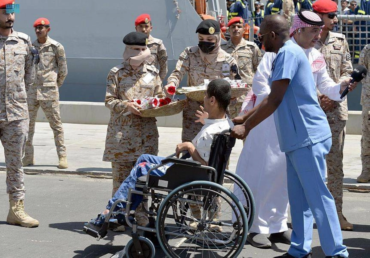 أفراد البحرية يستقبلون أحد العائدين بالورود