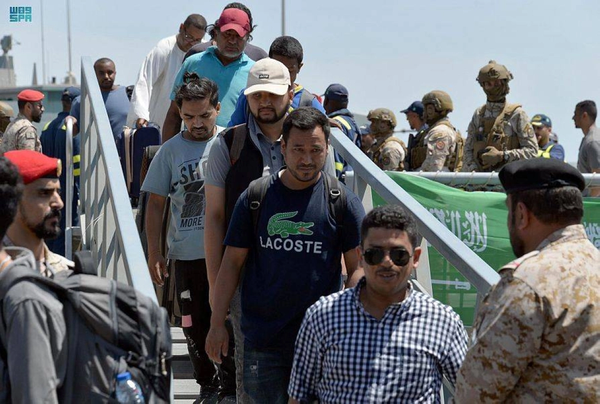 مواطنون سعوديون لحظة وصولهم من السودان (مكة)