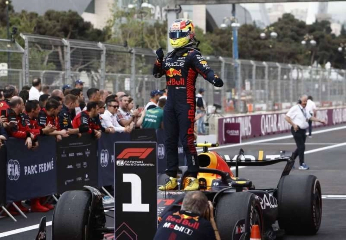 يحتفل بالانتصار