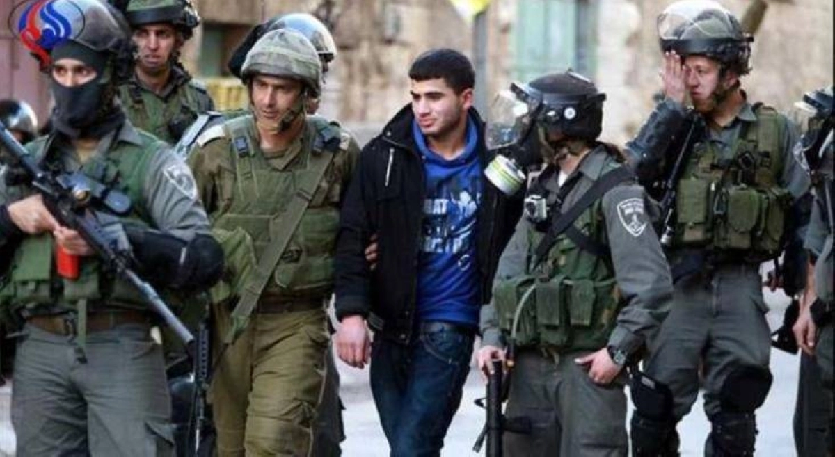 

جنود الاحتلال يعتقلون شابا فلسطينيا             (مكة)