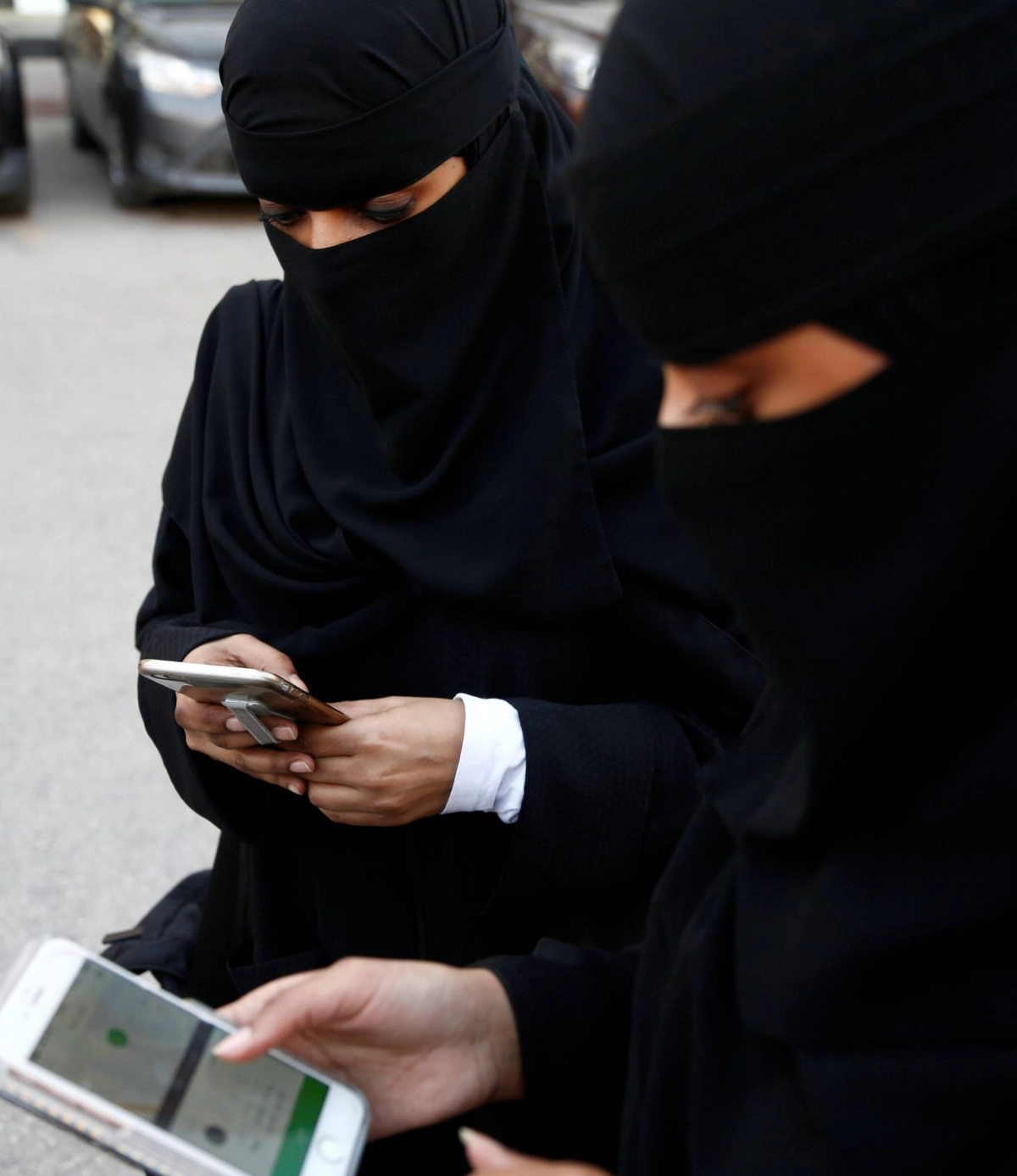 

سيدات يستخدمن الإنترنت