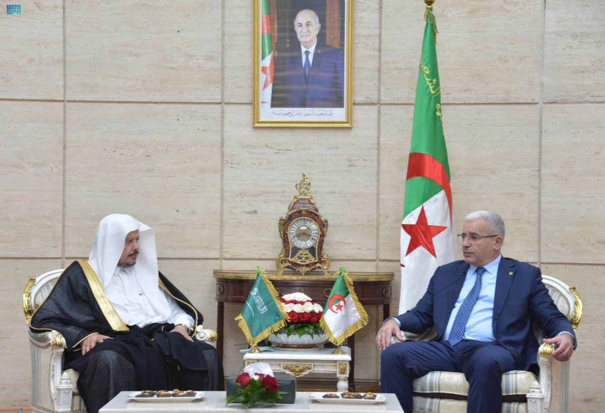 

آل الشيخ خلال لقائه رئيس المجلس الشعبي الجزائري                                   (واس)