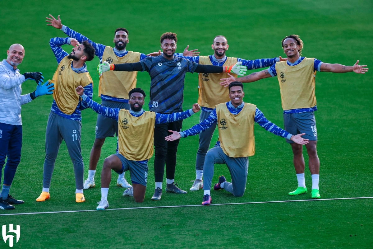 

لاعبو الهلال بعد المناورة أمس                                                                    (مكة)