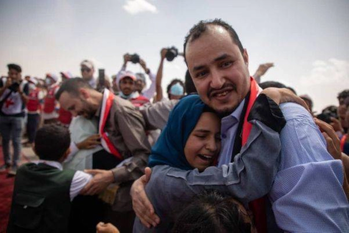 

أحد الصحفيين المحررين من سجون الحوثي              (مكة)