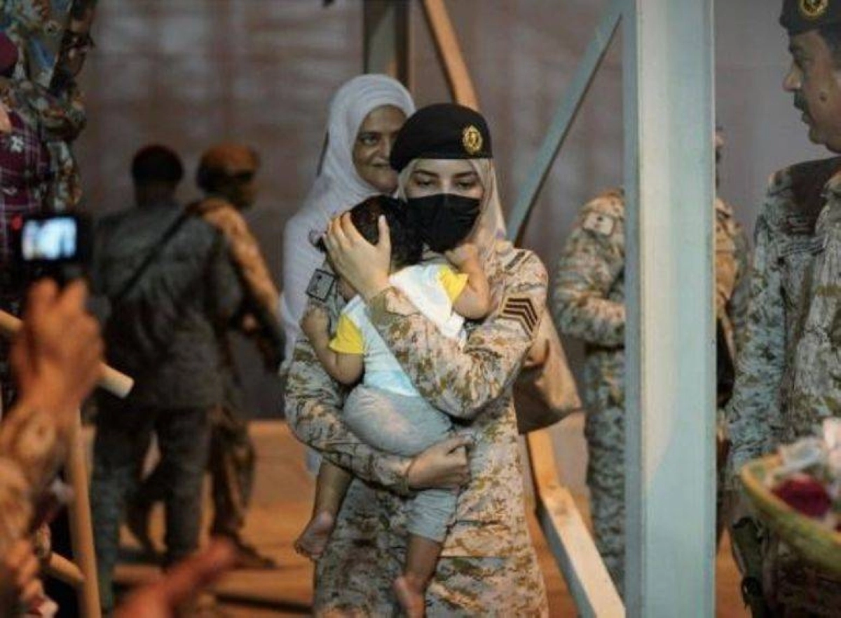 

أمل العوفي تحمل طفلة سودانية                               (واس)