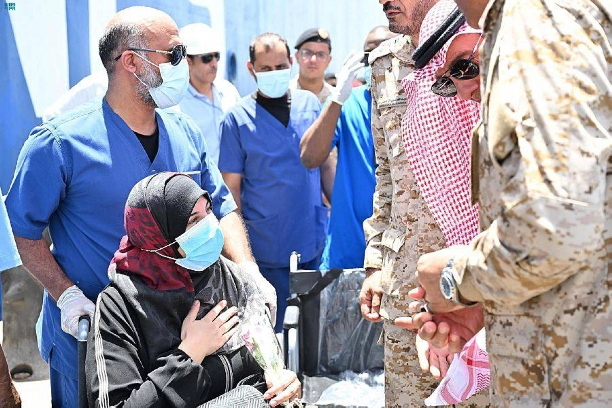 سيدة تشكر مستقبليها في ميناء جدة