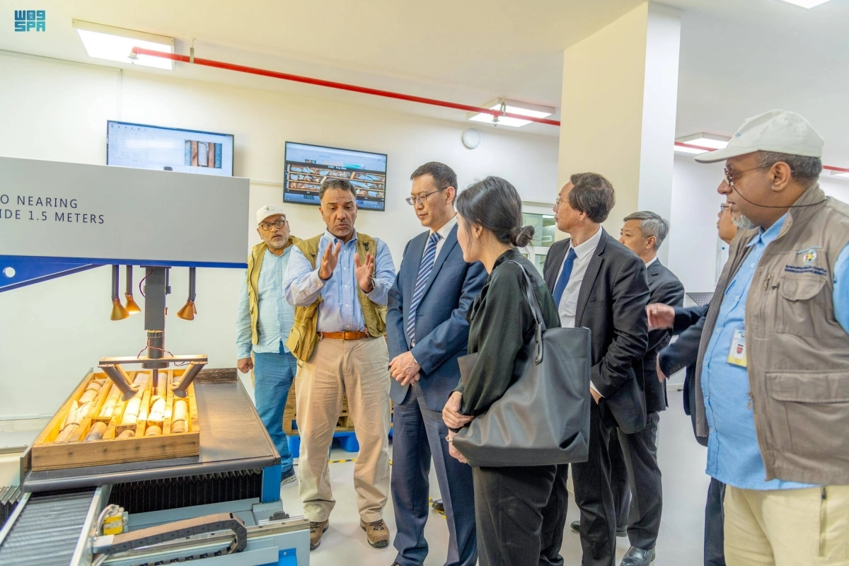 

الوفد الصيني داخل مقر هيئة المساحة                                               (مكة)