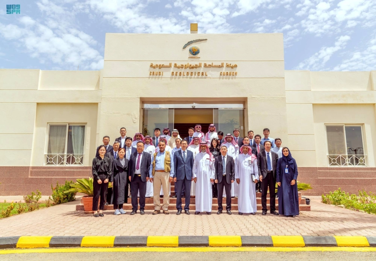 

الضيوف أمام هيئة المساحة الجيولوجية