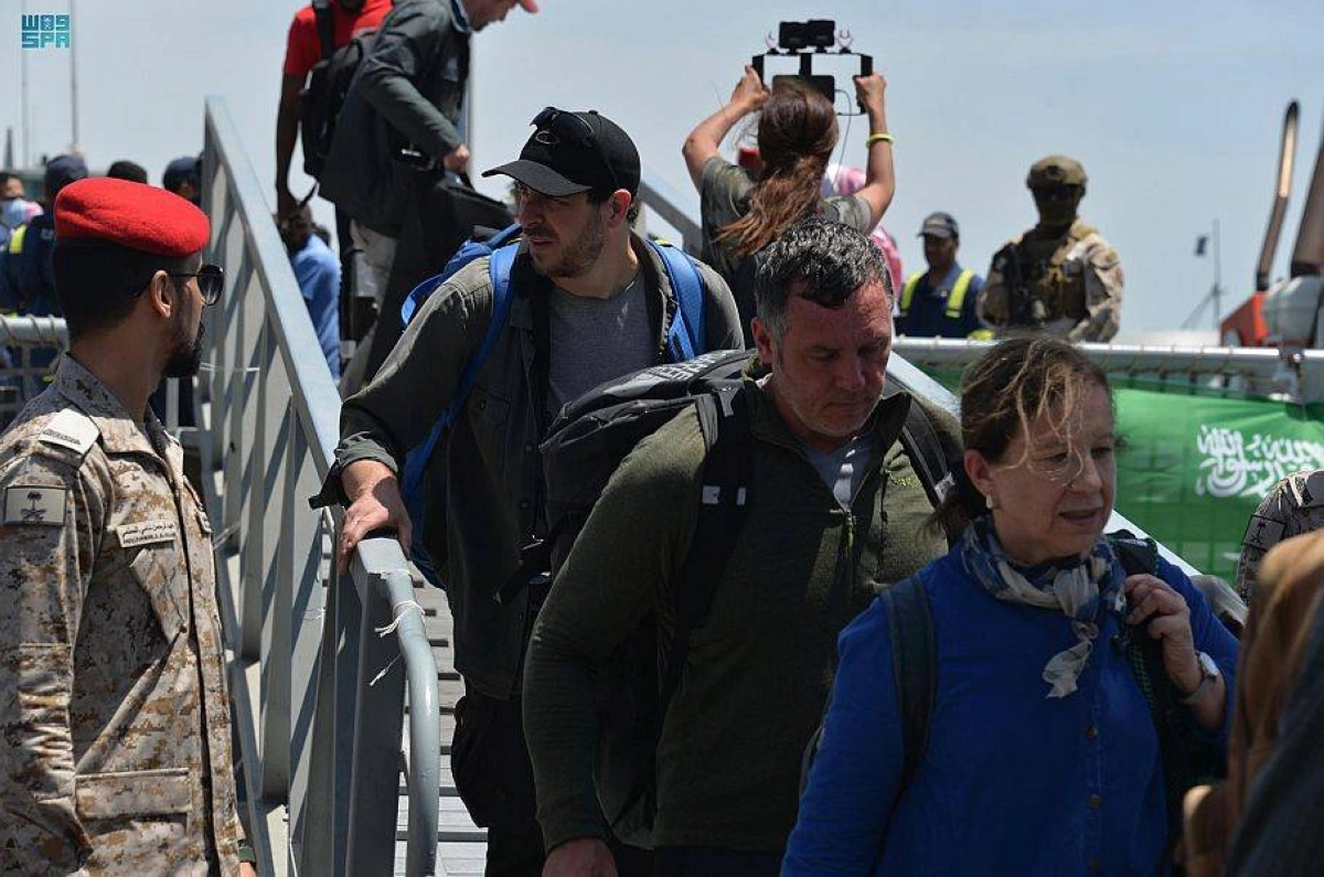 

رعايا دول صديقة وصلوا عبر عمليات الإجلاء                                   (واس)