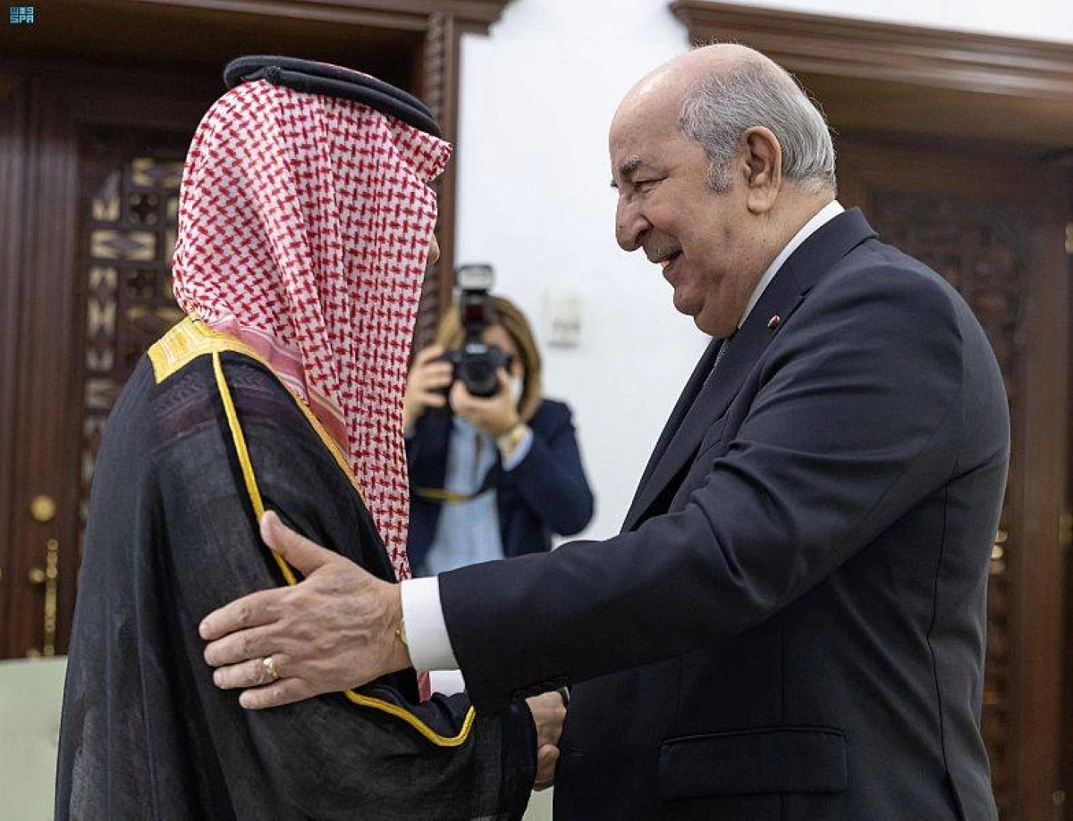 الرئيس الجزائري مرحبا بوزير الخارجية السعودي (واس)