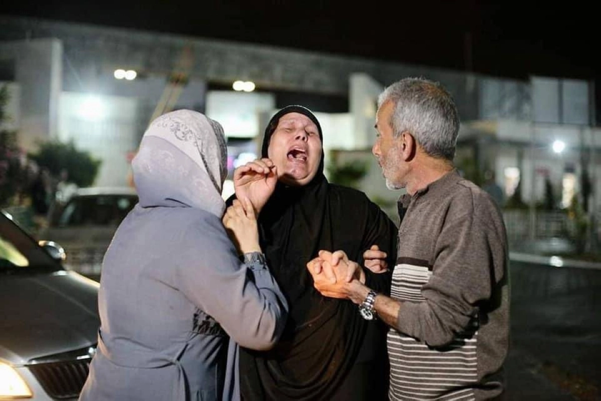 بكاء أسر الضحايا