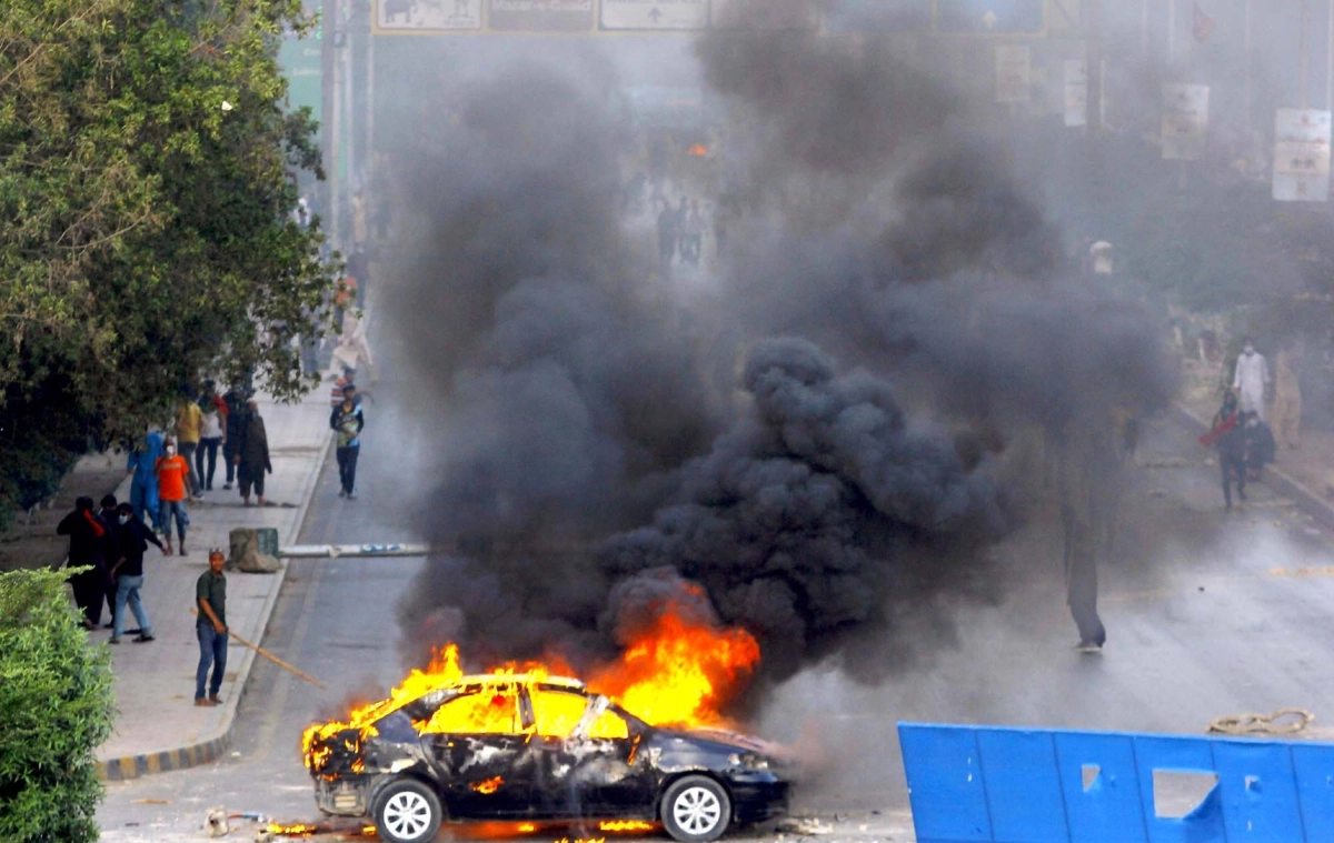 مشاغبون يحرقون إحدى السيارات في إسلام أباد