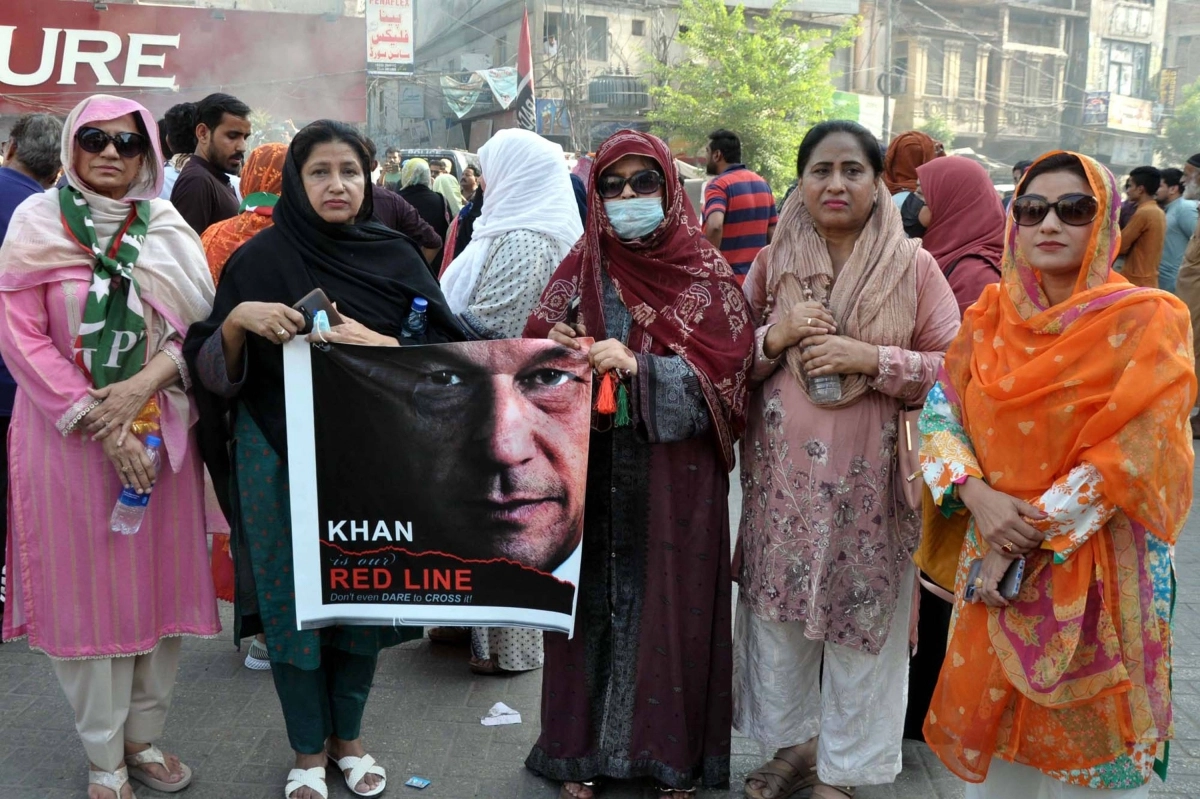 

باكستانيون يحملون صور عمران خان