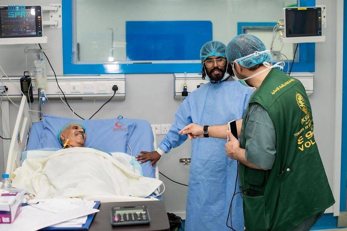 

طبيب يراجع مريضا بعد عملية جراحة قلب                                                        (واس)