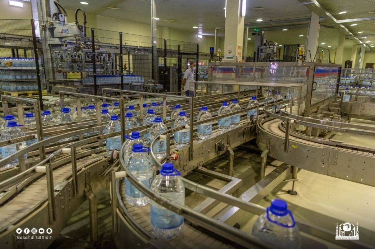 إنتاج عبوات مياه زمزم بالمشروع (مكة)