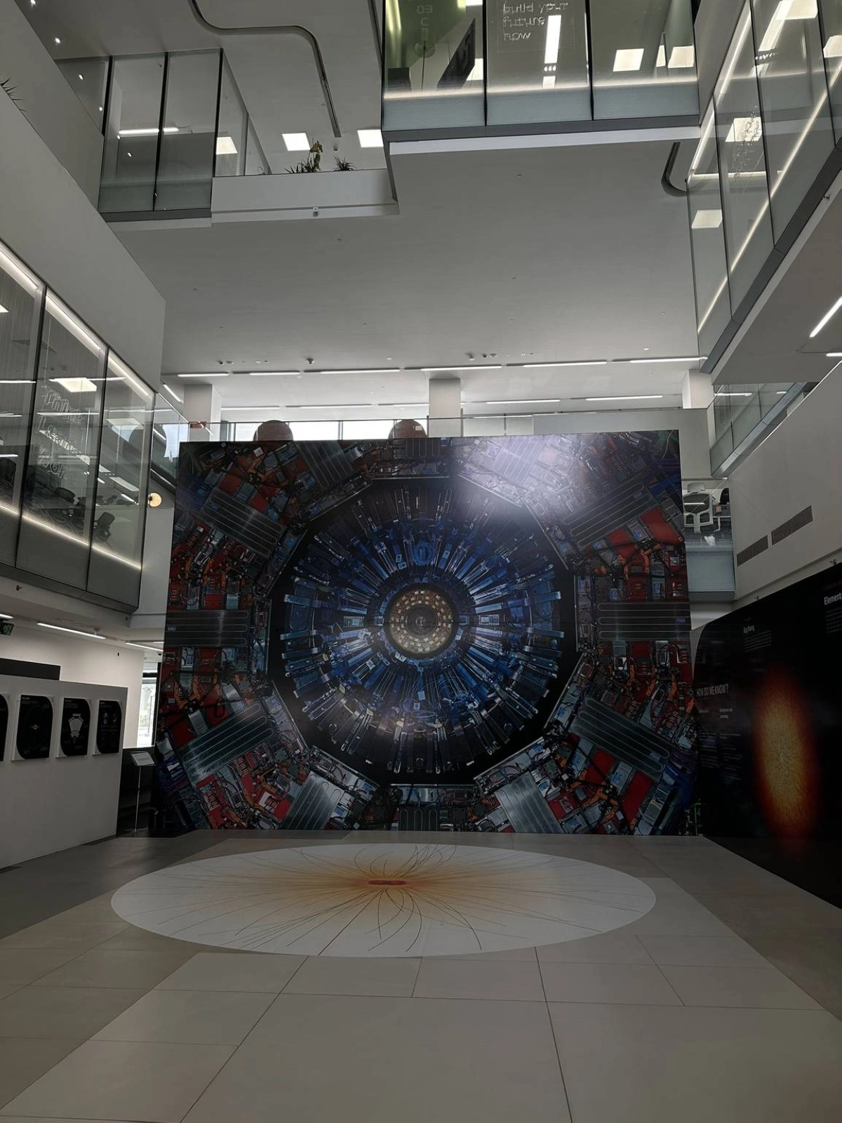 

داخل معرض سيرن                                                                                                       (مكة)