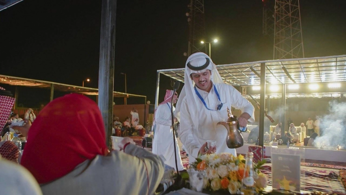 ماجد يقوم بصناعة القهوة خلال المسابقة (مكة)