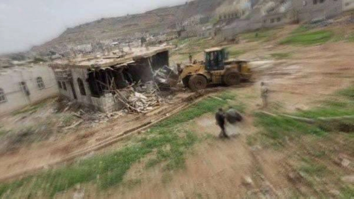 جرافة حوثية تهدم منزل مواطن غرب صنعاء (مكة)