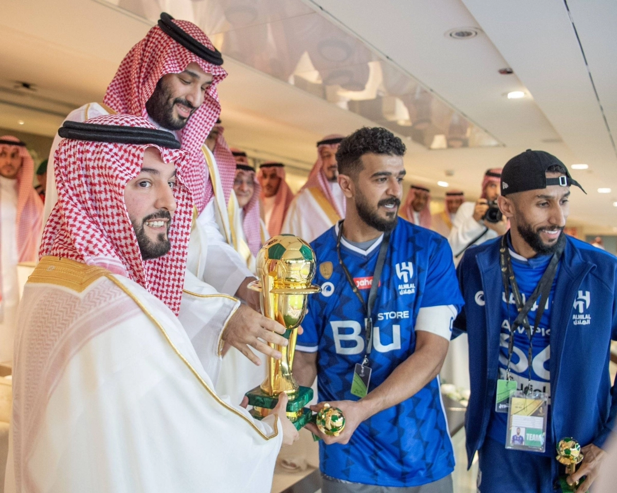 

الأمير محمد بن سلمان لدى تتويجه الهلال بالكأس                                              (مكة)
